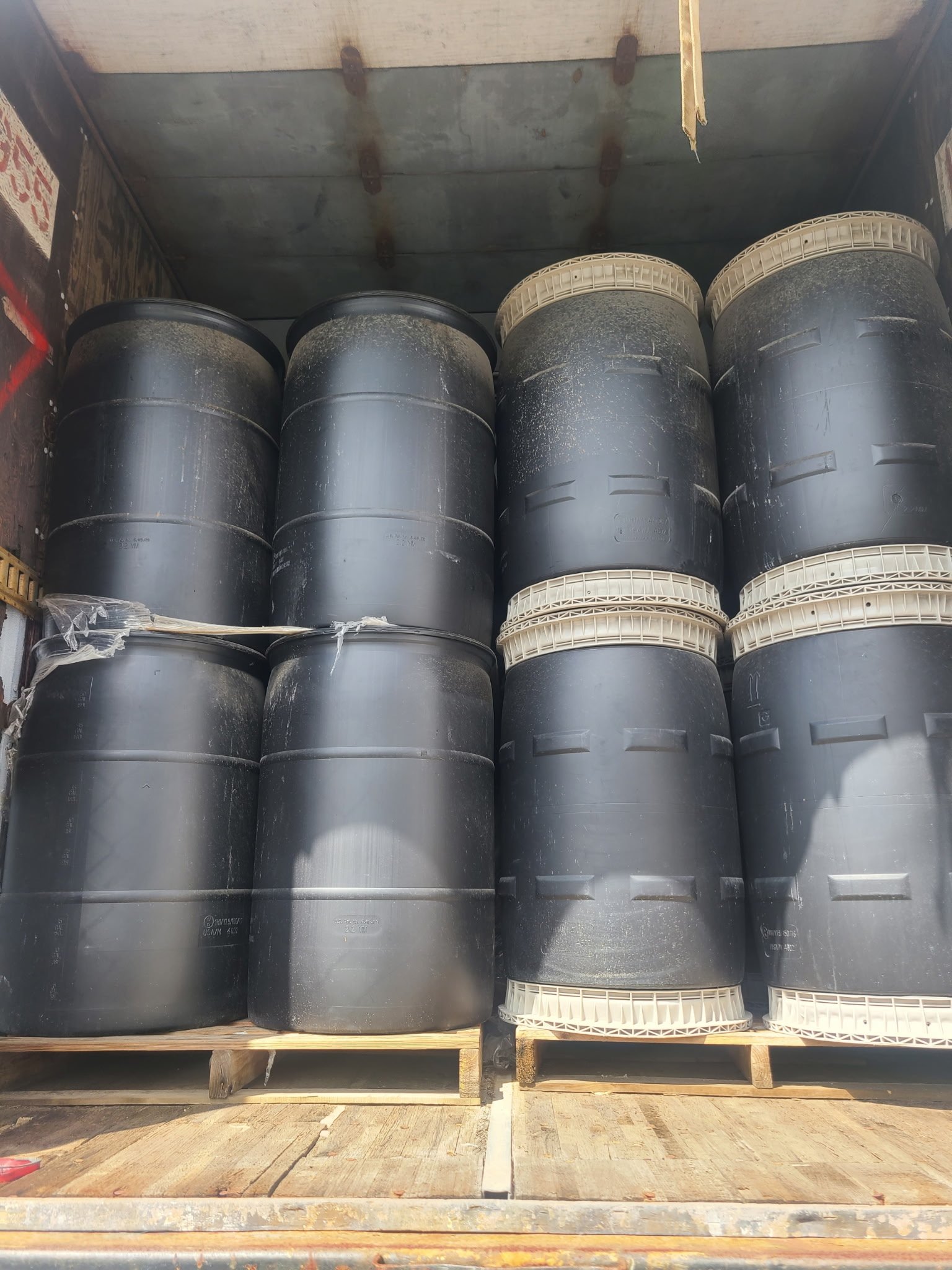 Bulk warehouse stock of reconditioned wholesale 55 gallon plastic barrels for sale