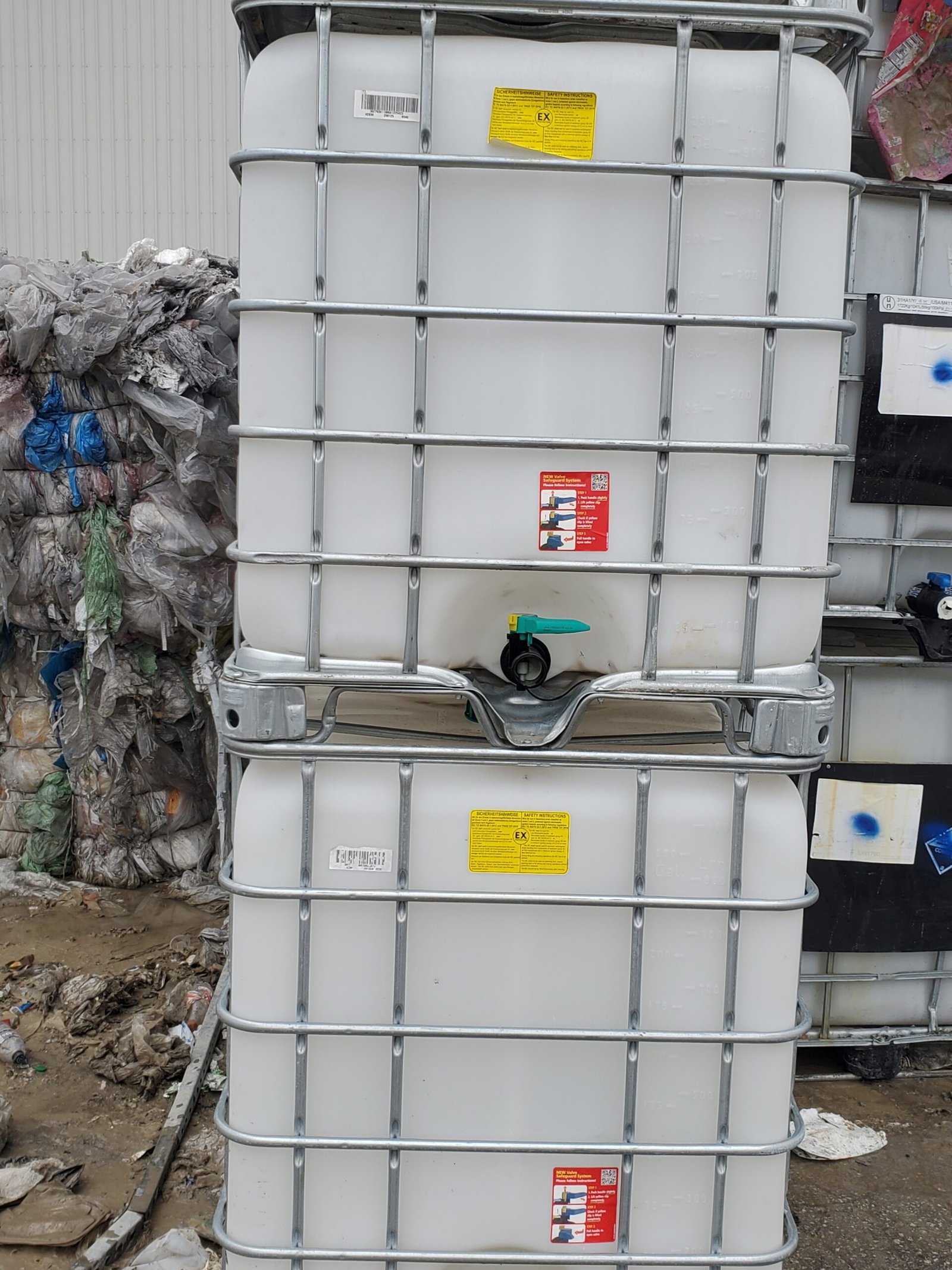 Bulk truckload warehouse stock of cheap used IBC totes for sale